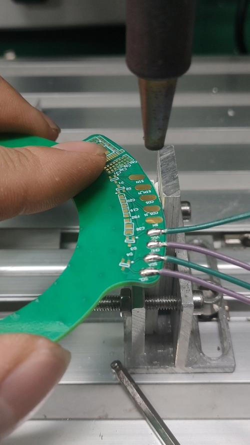 请教小芯片在电路板上的焊接方法